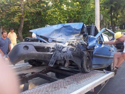 Accident lângă Crişul. Ca să evite impactul cu maşina din faţa sa, şoferul unui BMW a intrat pe contrasens şi a spulberat o Solenza (FOTO)